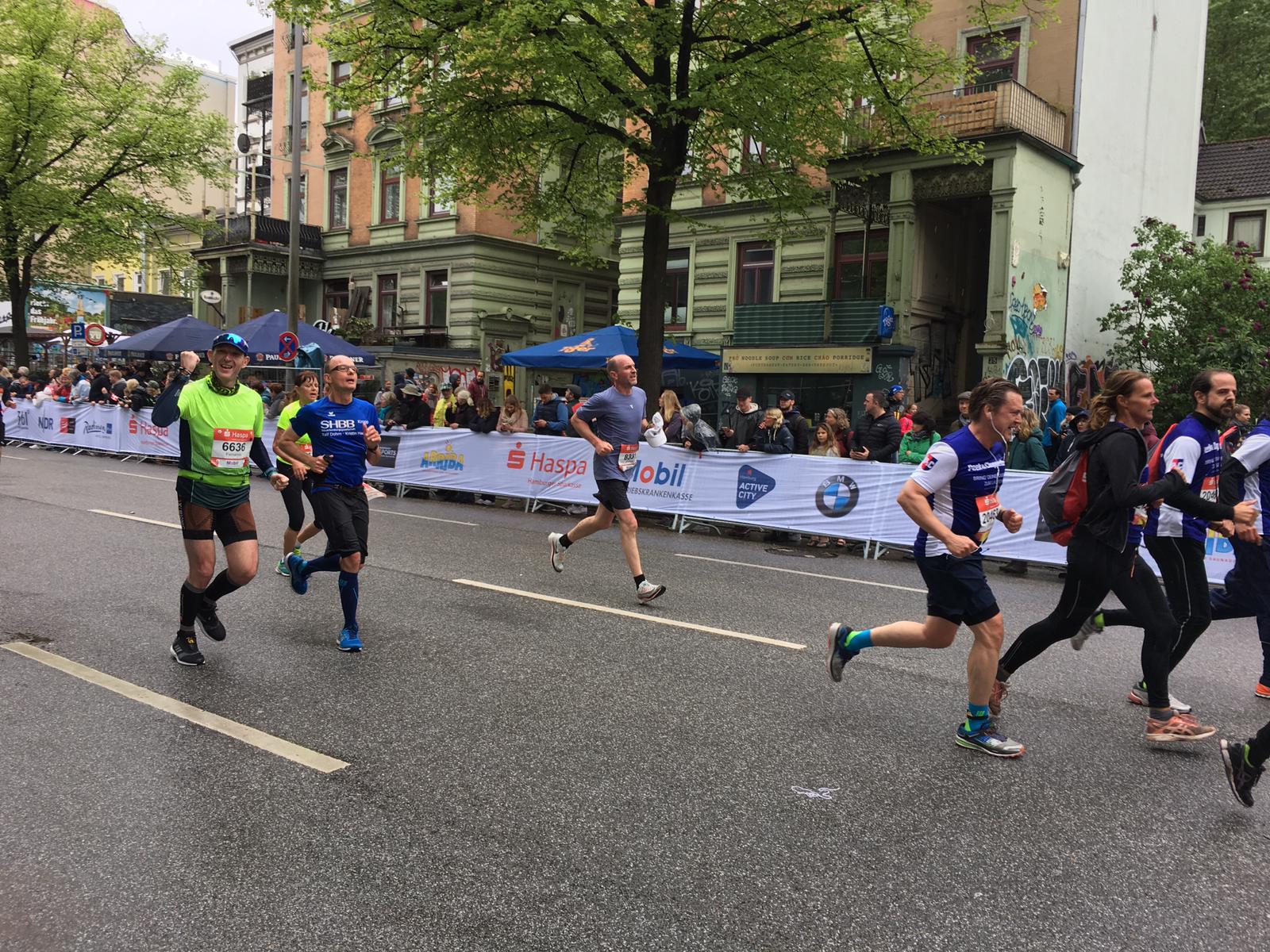 Corredores en el maratón de Hamburgo