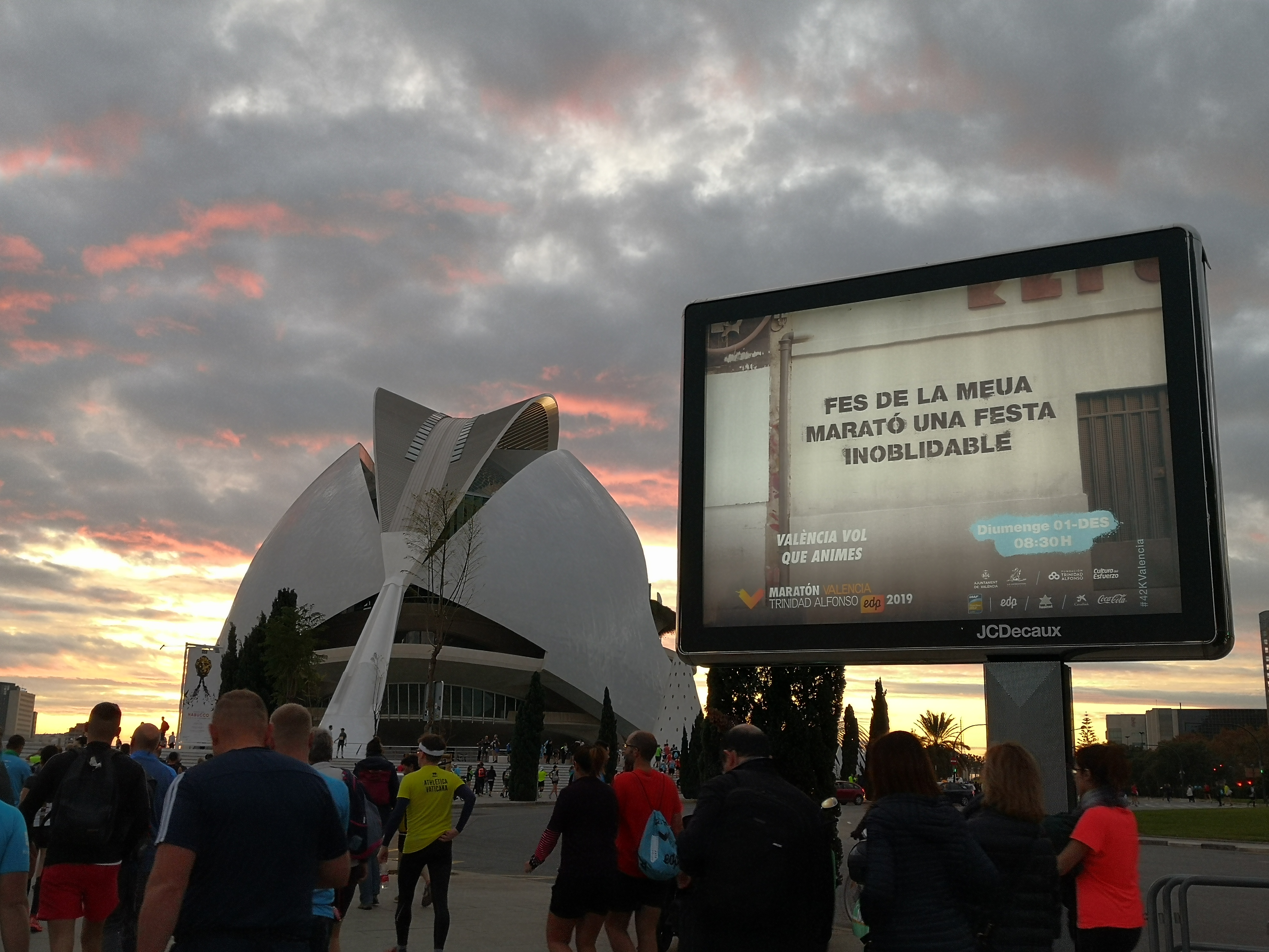 Camino a la salida del maratón de Valencia