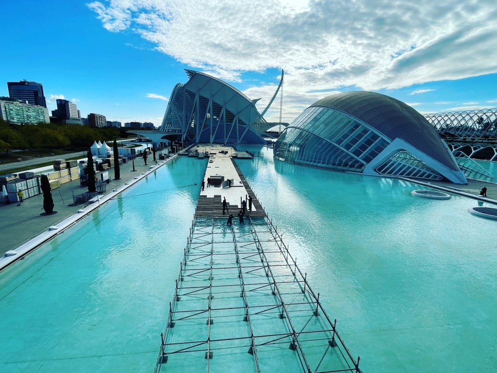 Montaje de la pasarela sobre el agua de la meta del maratón de València