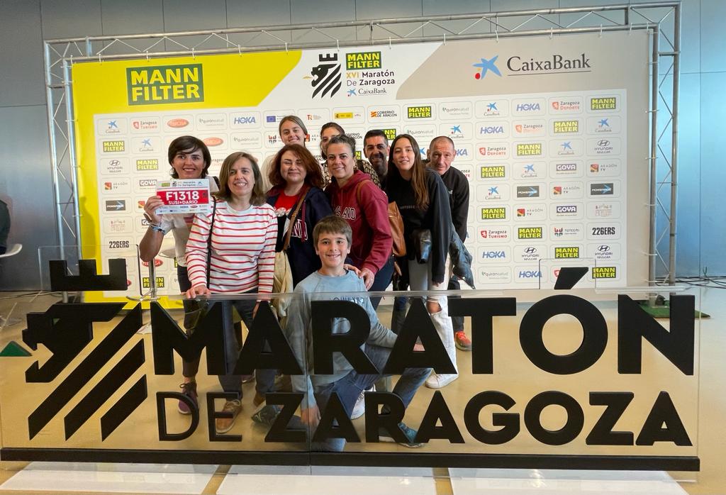 Parte del club Correr a animar en la Feria del Corredor del maratón de Zaragoza