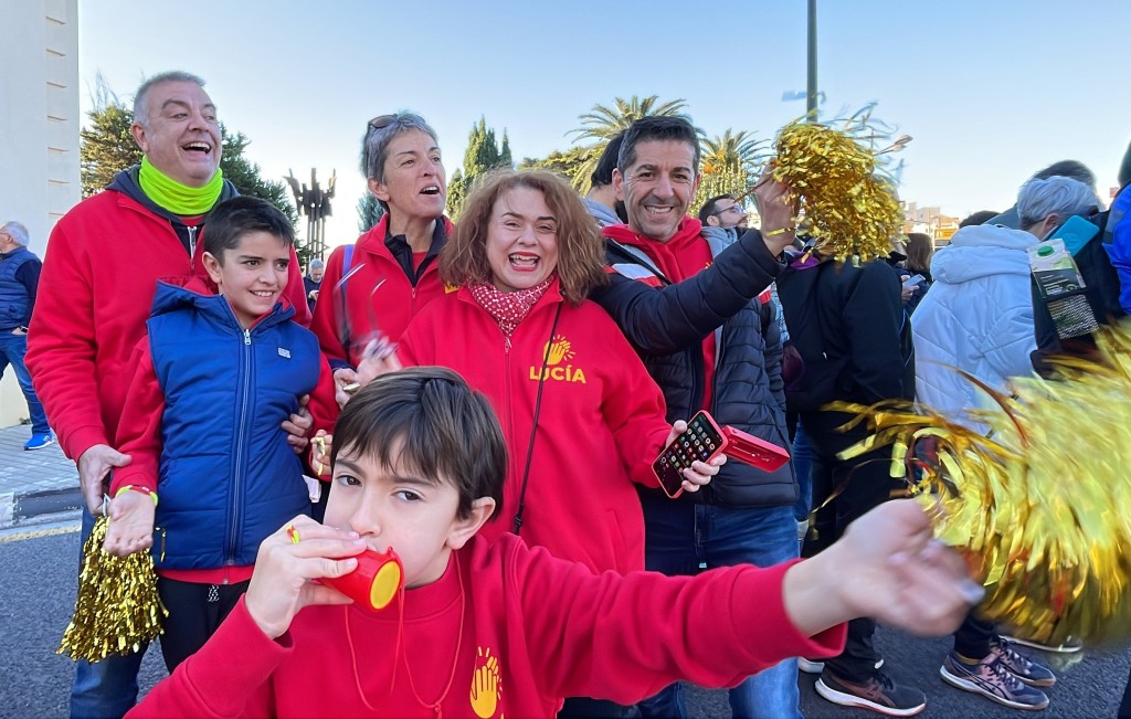 Correr a animar el maratón de València nos encanta, que para algo es nuestra ciudad. Así lo hemos hecho este 2023.
